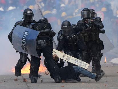 Policías detienen a un manifestante en Bogotá, Colombia, durante las protestas sociales que se expandieron por todo el país, en el verano de 2021.