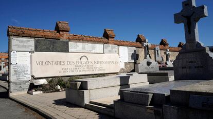 Placas en el cementerio de Fuencarral en recuerdo a los brigadistas internacionales que participaron en la Guerra Civil