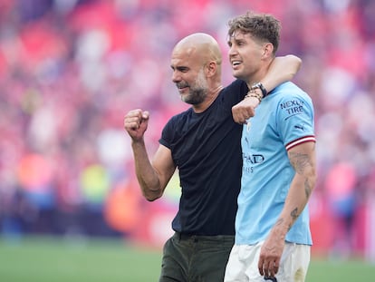 Pep Guardiola abraza a John Stones en Wembley