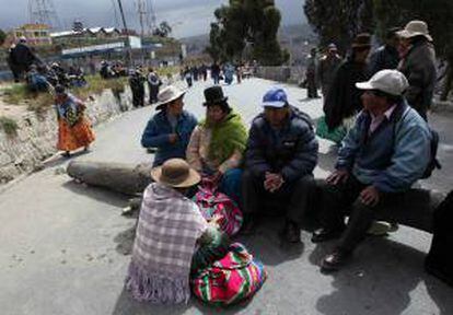 Trabajadores bolivianos bloquean un ingreso a la ciudad de La Paz desde la localidad de El Alyo este 15 de mayo, al cumplirse diez días de protestas encabezadas por la Central Obrera Boliviana (COB) por exigir un incremento en las pensiones de los jubilados.