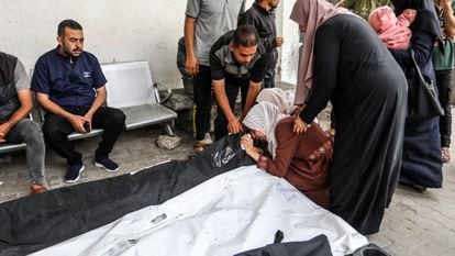 Familiares de víctimas de un ataque israelí lloran ante los cadáveres en Rafah.