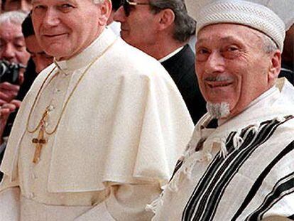 Juan Pablo II, junto a Elio Toaff, rabino jefe de Roma, en 2000, a quien cita en el testamento.