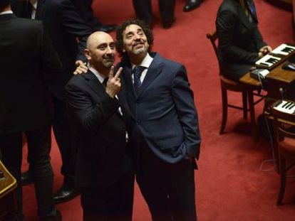 Andrea Cioffi (derecha) y Stefano Lucidi, senadores del Movimiento 5 Estrellas, posan en la apertura de la legislatura.