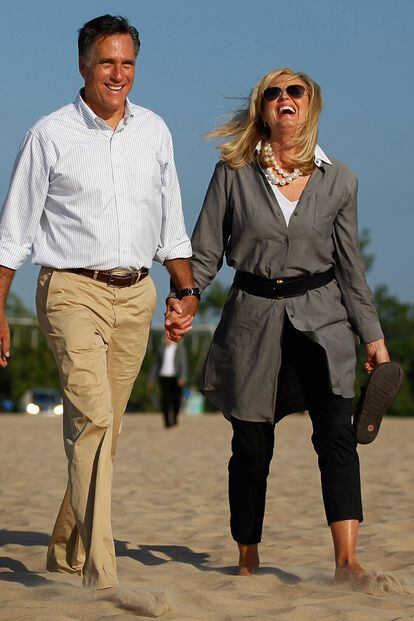 En esta imagen Ann Romney lleva un look muy representativo de su estilo: prendas cómodas y funcionales, aportando un toque de feminidad con los accesorios. Como detalle, en la mano lleva unas sandalias de la marca FitFlops, esas que ayudan a tener mejorar la postura de la espalda y favorecen una forma de caminar más correcta.