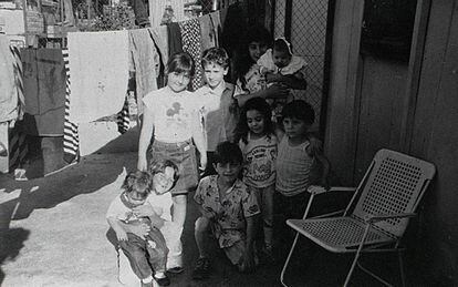 Juanjo Ferrer (en el centro), junto a sus primos y amigos, en la casa prefabricada donde vivía, un año antes de su muerte.