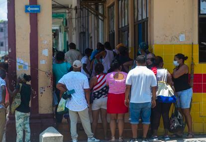 Un grupo de personas espera su turno para comprar alimentos en una tienda de La Habana (Cuba).