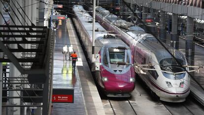 Dos trenes de Renfe en la estación de Atocha: un Avlo y un AVE convencional.