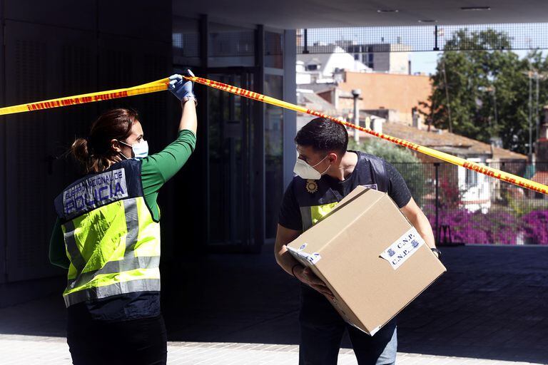 Agentes de la UDEF, durante un registro efectuado el pasado junio en L'Hospitalet de Llobregat en una operación contra la corrupción.