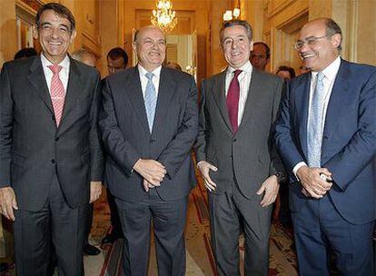 El presidente de la CECA (segundo por la izquierda) Juan Ramón Quintás, con el todavía presidente de Caja Madrid, Miguel Blesa (el siguiente hacia la derecha) hoy en Madrid en el Foro Nueva Economía