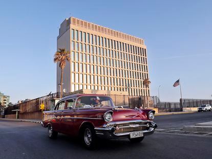 Un automóvil pasa frente a la embajada de EEUU el 3 de mayo en La Habana (Cuba).