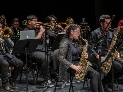 Integrantes de La Pintana Big Band durante un ensayo, en Santiago