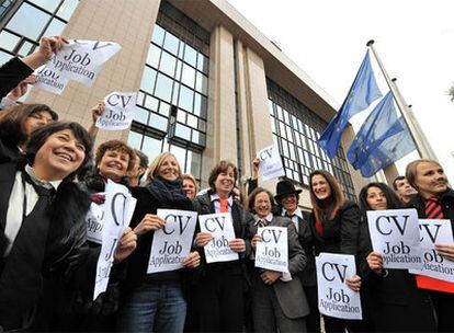 Un grupo de eurodiputadas, con corbata y falsos currículos, demandó ayer en Bruselas más presencia de la mujer en la Comisión Europea.