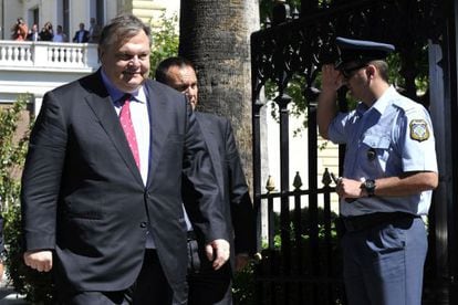 Venizelos, l&iacute;der del Pasok, al salir del palacio presidencial este martes.