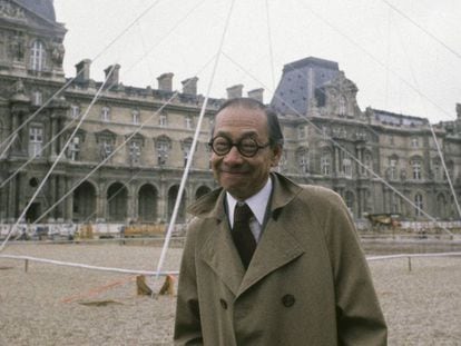 El arquitecto Ieoh Ming Peï, durante la construcción de la pirámide del Louvre, en París, en 1985.