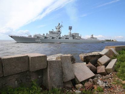 El crucero lanzamisiles Marshal Ustinov, el pasado 30 de julio, navega por el norte de Rusia.