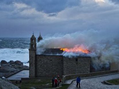 El santuario de A Virxe da Barca, en llamas.