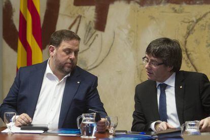 Oriol Junqueras (esquerra) i Carles Puigdemont, durant la reunió de dimarts.