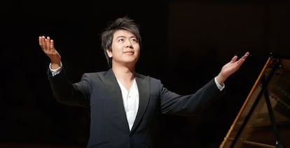 Lang Lang saluda al público tras su actuación en el Palau de la Música de Valencia.