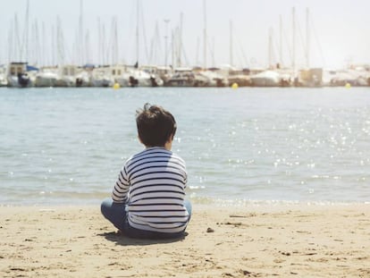 Un niño mira al horizonte.