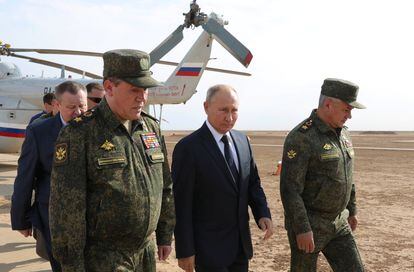 El presidente ruso, Vladímir Putin, junto al ministro de Defensa, Sergei Shoigu (derecha), y el jefe de las Fuerzas Armadas rusas, Valery Gerasimov, durante unas maniobras en la región rusa de Astrakhan, en septiembre de 2020.