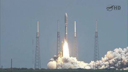 Despegue del cohete Atlas V en la base espacial de cabo Cañaveral (Florida) con la nave <i>Juno</i> que se dirige a Júpiter.