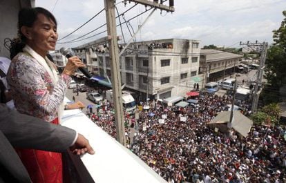 La birmana Suu Kyi se dirige a sus compatriotas en Bangkok este mi&eacute;rcoles. 