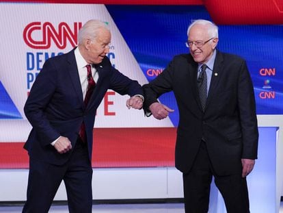 Joe Biden (izquierda) y Bernie Sanders se saludan -sin tocarse las manos- en un debate de la cadena CNN.