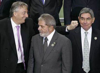 Los presidentes Néstor Kirchner (Argentina), Luiz Inácio Lula da Silva (Brasil) y Óscar Arias (Costa Rica) conversan ayer durante la foto oficial.