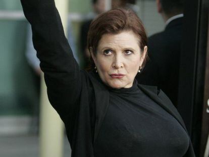 Carrie Fisher vuelve a acaparar portadas, pero no por su carrera artística sino por sus problemas alimenticios. La que hizo de princesa Leia en <i>La Guerra de las Galaxias</i> ha regresado a los medios tras la publicación en el <i>Daily Mail</i> de unas fotos que la muestran con un claro sobrepeso. La actriz ha explicado a la salida de la obra <i>Wishful Drinking</i> (basada en su vida) en Broadway que su peso actual es "una cosa poco importante" y que no es su mayor problema.