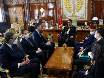El presidente del Gobierno, Pedro Sánchez, con Mohamed VI (en el centro), el 7 de abril, en el palacio real de Rabat.