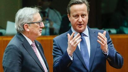 El primer ministro brit&aacute;nico, David Cameron, habla con el presidente de la Comisi&oacute;n Europea, Jean-Claude Juncker.