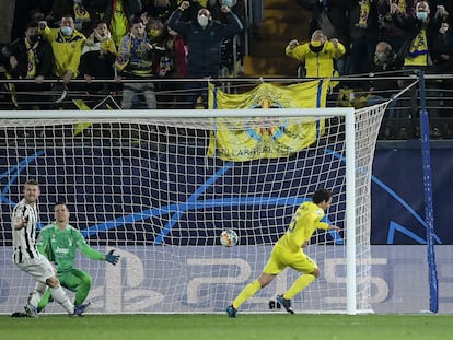 Parejo bate a Szczesny en el gol del empate del Villarreal.