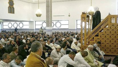 El jeque Saleh El-Maghamsi, durante su reuni&oacute;n en la mezquita de Cornell&agrave;, el 29 de mayo de 2016, en una foto extra&iacute;da de su cuenta de Twitter.