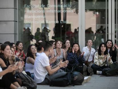 Protesta de los estudiantes de la Blanquerna frente a la facultad de comunicación este martes.