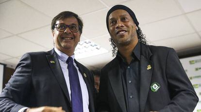 El presidente de Embratur, Gilson Machado Neto, junto a Ronaldinho durante la ceremonia de su nombramiento, el 5 de septiembre en Brasilia. 