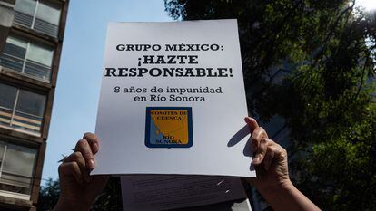 Una protesta frente a las oficinas de Grupo México, a ocho años del derrame minero que afectó al Río Sonora.