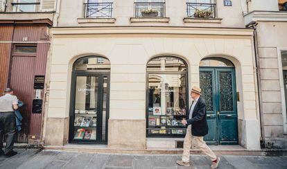 Fachada de La Librairie, una antigua librería convertida en suite en el barrio parisiense de Le Marais.
