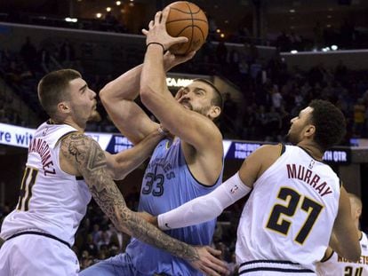 Marc Gasol, entre Juancho Hernangómez y Murray.