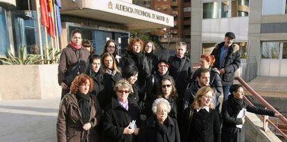 Un grupo de mujeres, de negro en homenaje a las víctimas de malos tratos,ayer a las puertas de la Audiencia Provincial.