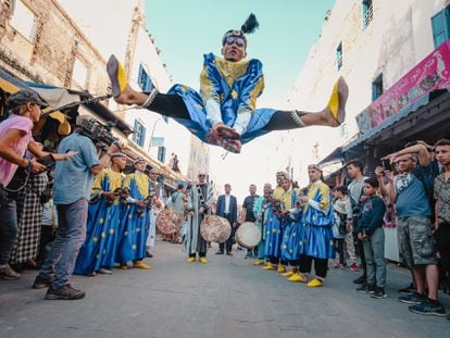 Un gnawi haciendo acrobacias en el desfile de apertura del Festival Gnaoua y Músicas del Mundo (Marruecos), en junio de 2023.