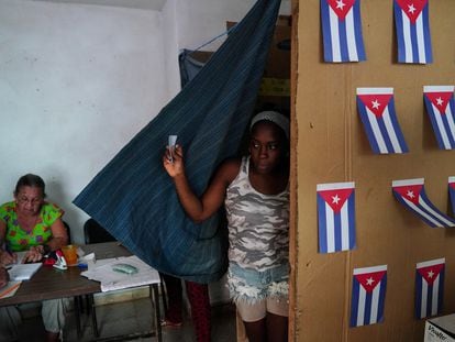 Una mujer sale de una cabina, tras votar en un colegio electoral durante el referéndum del nuevo Código de Familia, este domingo en La Habana.