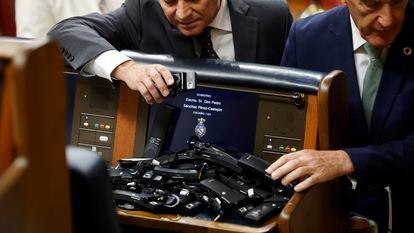 Diputados de Vox abandonan el pleno dejando sus auriculares en el escaño del presidente, Pedro Sánchez, el pasado 19 de septiembre.