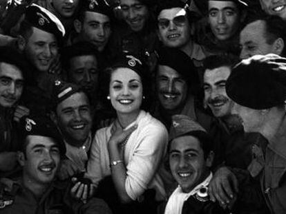 Carmen Sevilla visita en 1957 a las tropas espa&ntilde;olas en la guerra de Ifni, uno de los episodios a los que afecta la desclasificaci&oacute;n.