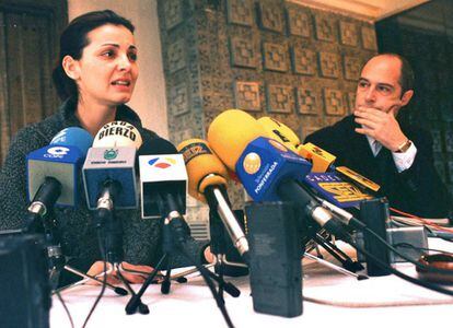 Nevenka Fernández durante el anuncio de la presentación de una querella criminal contra el entonces alcalde de Ponferrada, Ismael Álvarez, el 26 de marzo de 2001.