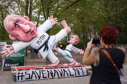 An installation at the Brandenburg Gate (Berlin) shows Russian opposition Navalni kicking President Putin, in a file image.