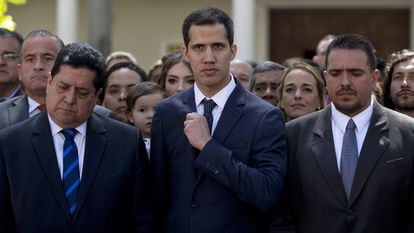 Juan Guaidó, a principios de 2019 flanqueado por Stalin González, a la derecha, y Edgar Zambrano, a la izquierda.