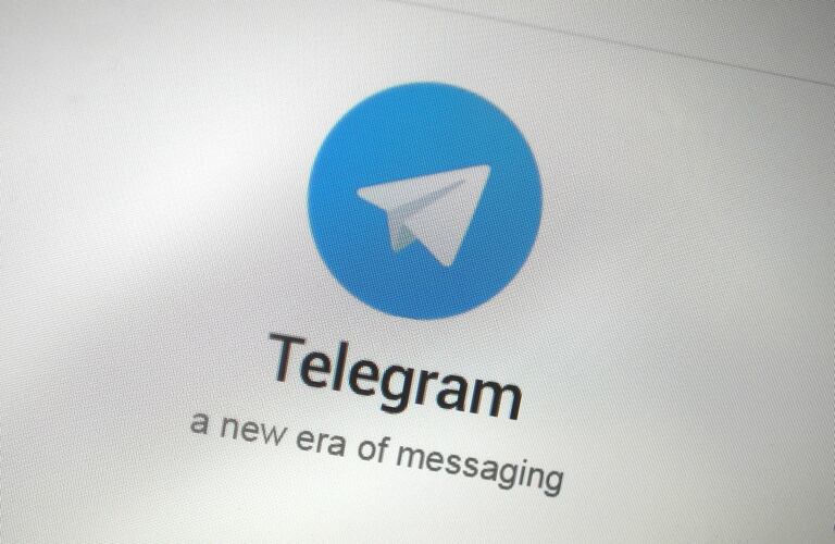 El logo de la app de mensajería Telegram en la pantalla de un dispositivo.