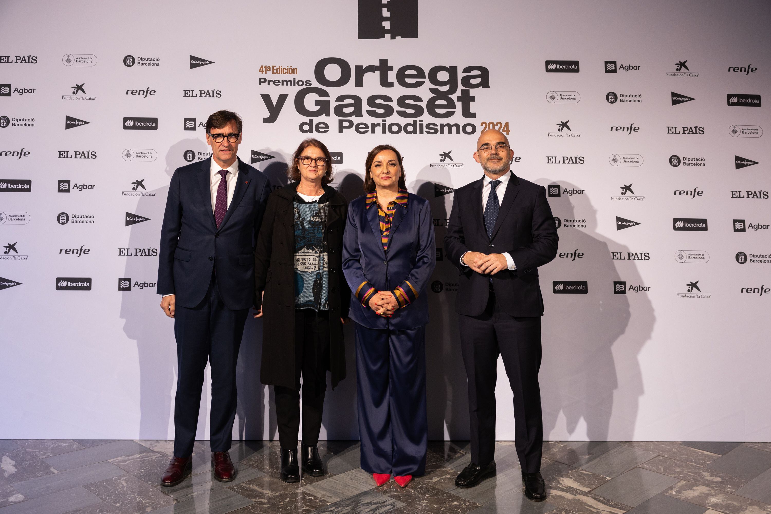 Desde la izquierda, el líder de los socialistas catalanes, Salvador Illa; su mujer, Marta Estruch; la directora de EL PAÍS, Pepa Bueno; y el presidente de PRISA Media, Carlos Núñez.