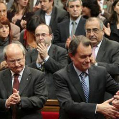 El líder de CiU, Artur Mas, recibe la felicitación del Gobierno en funciones, el presidente José Montilla y el vicepresidente Josep Lluís Carod Rovira