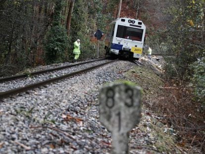 Un tren Feve descarrilado en Covas (Lugo), en 2013.